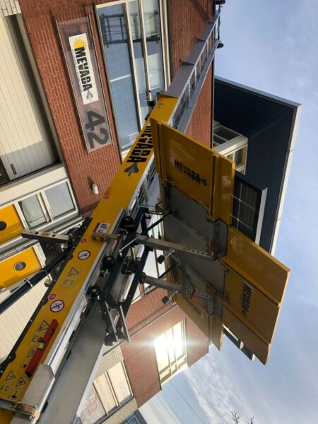 Zonnepanelen lift voor Mevaba Totaalinstallateur duurzame techniek.
