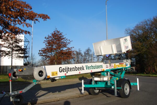 Top Mover Geijtenbeek Verhuizers neemt de vernieuwde Easy 18 meter verhuislift in ontvangst.