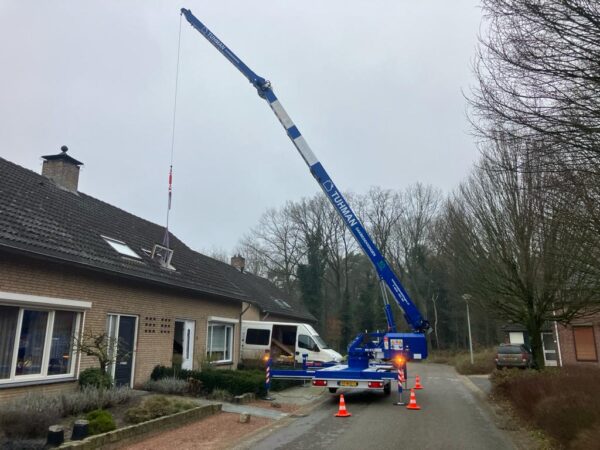 PRIMEUR IN NEDERLAND  De 1ste Klaas K350E volledig elektrische Aanhangerkraan