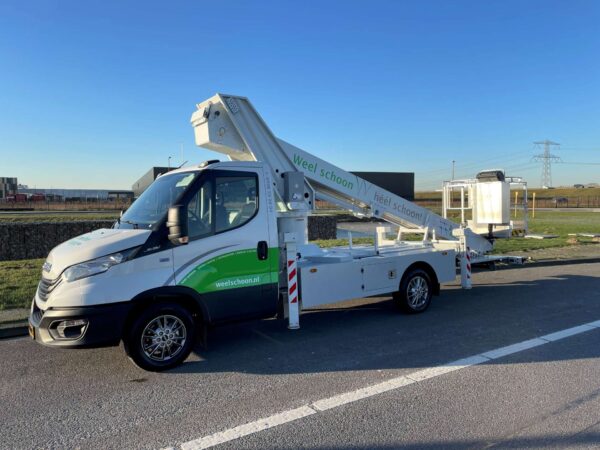 Schoonmaakbedrijf Weelschoon kiest voor de Klaas Theo 25 autohoogwerker.